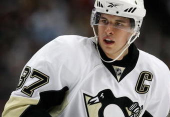 ANAHEIM, CA - NOVEMBER 03:  Sidney Crosby #87 of the Pittsburgh Penguins skates against the Anaheim Ducks at the Honda Center on November 3, 2009 in Anaheim, California.  (Photo by Jeff Gross/Getty Images)