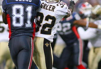 ORCHARD PARK, NY - SEPTEMBER 27: Jabari Greer #32 of the New Orleans Saints steps in front of Terrell Owens #81 of the Buffalo Bills to break up a pass intended for Owens at Ralph Wilson Stadium on September 27, 2009 in Orchard Park, New York.  (Photo by Rick Stewart/Getty Images)