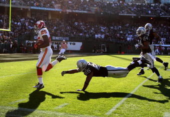 OAKLAND, CA - NOVEMBER 15: Jamaal Charles #25 of the Kansas City Chiefs runs for a touchdown against Jon Alston #55 of the Oakland Raiders during an NFL game  at Oakland-Alameda County Coliseum on November 15, 2009 in Oakland, California. (Photo by Jed Jacobsohn/Getty Images)