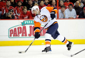 WASHINGTON - NOVEMBER 11:  Trent Hunter #7 of the New York Islanders shoots and scores in the third period against the Washington Capitals at the Verizon Center on November 11, 2009 in Washington, DC.  (Photo by Greg Fiume/Getty Images)