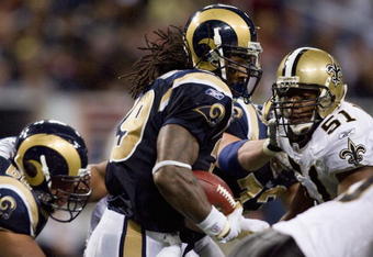 ST. LOUIS - NOVEMBER 15: Steven Jackson #39 of the St. Louis Rams rushes against the New Orleans Saints at the Edward Jones Dome on November 15, 2009 in St. Louis, Missouri.  The Saints beat the Rams 28-23.  (Photo by Dilip Vishwanat/Getty Images)