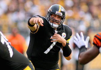 PITTSBURGH - NOVEMBER 15: Ben Roethlisberger #7 of the Pittsburgh Steelers throws a pass against the Cincinnati Bengals at Heinz Field on November 15, 2009 in Pittsburgh, Pennsylvania.  (Photo by Rick Stewart/Getty Images)