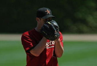 CHICAGO - MAY 16: Starting pitcher Roy Oswalt #44 of the Houston Astros looks for the catcher's sign against the Chicago Cubs on May 16, 2009 at Wrigley Field in Chicago, Illinois. The Cubs defeated the Astros 5-4. (Photo by Jonathan Daniel/Getty Images)