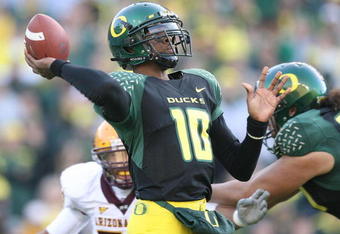 EUGENE, OR - NOVEMBER 03:  Quarterback Dennis Dixon #10 of the Oregon Ducks passes against the Arizona State Sun Devils at Autzen Stadium on November 3, 2007 in Eugene, Oregon. The Ducks defeated the Sun Devils 35-23.  (Photo by Otto Greule Jr/Getty Images)