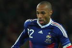 DUBLIN, IRELAND - NOVEMBER 14:  France forward  Thierry Henry races towards goal during the FIFA 2010 World Cup Qualifier play off first leg between Republic of Ireland and France at Croke Park   on November 14, 2009 in Dublin, Ireland.  (Photo by Stu Forster/Getty Images)