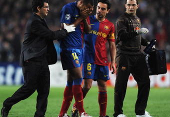 BARCELONA, SPAIN - APRIL 28:  Captain Xavi (2R) looks on asThierry Henry of Barcelona is injured during the UEFA Champions League Semi Final First Leg match between Barcelona and Chelsea at the Nou Camp Stadium on April 28, 2009 in Barcelona, Spain.  (Photo by Jasper Juinen/Getty Images)