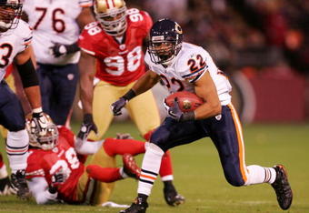 SAN FRANCISCO - NOVEMBER 12:  Running back Matt Forte #22 of the Chicago Bears runs the ball against the San Francisco 49ers at Candlestick Park on November 12, 2009 in San Francisco, California.  (Photo by Ezra Shaw/Getty Images)