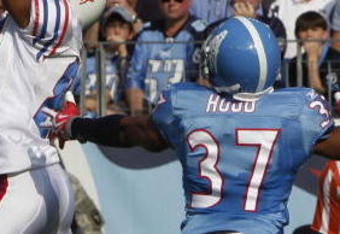 NASHVILLE, TN - NOVEMBER 15: Lee Evans #83 of the Buffalo Bills makes the touchdown catch under pressure from Rod Hood  #37 of the Tennessee Titans in their NFL game at LP Field on November 15, 2009 in Nashville, Tennessee.    (Photo by John Sommers II/Getty Images)