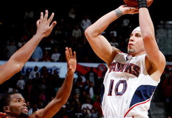 ATLANTA - NOVEMBER 20:  Mike Bibby #10 of the Atlanta Hawks shoots over Aaron Brooks #0 of the Houston Rockets in the final seconds of the game at Philips Arena on November 20, 2009 in Atlanta, Georgia.  NOTE TO USER: User expressly acknowledges and agrees that, by downloading and/or using this Photograph, User is consenting to the terms and conditions of the Getty Images License Agreement.  (Photo by Kevin C. Cox/Getty Images)