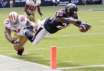 HOUSTON - OCTOBER 25:  Running back Steve Slaton #20 of the Houston Texans avoids a tackle by defensive tackle Isaac Sopoaga #90 of the San Francisco 49ers as he dives for the goaline for a touchdown at Reliant Stadium on October 25, 2009 in Houston, Texas.  (Photo by Bob Levey/Getty Images)