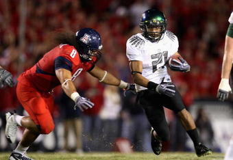 TUCSON, AZ - NOVEMBER 21:  Runningback LaMichael James #21 of the Oregon Ducks rushes the ball past Vuna Tuihalamaka #8 of the Arizona Wildcats during the college football game at Arizona Stadium on November 21, 2009 in Tucson, Arizona. The Ducks defeated the Wildcats 44-41 in second overtime.  (Photo by Christian Petersen/Getty Images)