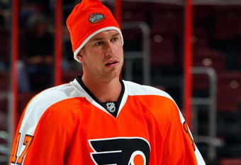 PHILADELPHIA - OCTOBER 22:  Jeff Carter #17 of the Philadelphia Flyers warms up before playing the Boston Bruins on October 22, 2009 at Wachovia Center in Philadelphia, Pennsylvania.  (Photo by Jim McIsaac/Getty Images)