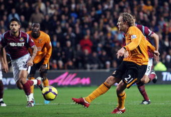 HULL, ENGLAND - NOVEMBER 21:  Jimmy Bullard of Hull successfully takes a penalty to score his team's third goal during the Barclays Premier League match between Hull City and West Ham United at the KC Stadium on November 21, 2009 in Hull, England.  (Photo by Hamish Blair/Getty Images)