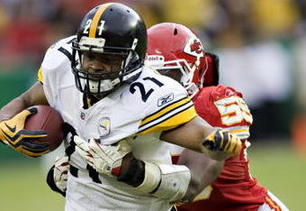 KANSAS CITY, MO - NOVEMBER 22: Running back Mewelde Moore #21 of the Pittsburgh Steelers is tackled by linebacker Jovan Belcher #59 of the Kansas City Chiefs at Arrowhead Stadium on November 22, 2009 in Kansas City, Missouri.  The Chiefs defeated the Steelers 27-24.  (Photo by Wesley Hitt/Getty Images)