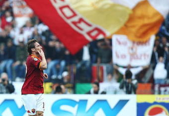 ROME - NOVEMBER 22:  Francesco Totti of AS Roma celebrates the third goal during the Serie A match between Roma and Bari at Stadio Olimpico on November 22, 2009 in Rome, Italy.  (Photo by Paolo Bruno/Getty Images)