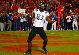 TUCSON, AZ - NOVEMBER 21:  Tight end Ed Dickson #83 of the Oregon Ducks celebrates after scoring the game tying touchdown against the Arizona Wildcats during the final moments of regulation in the college football game at Arizona Stadium on November 21, 2009 in Tucson, Arizona.  (Photo by Christian Petersen/Getty Images)