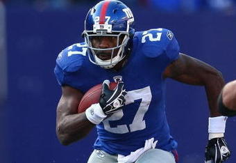 EAST RUTHERFORD, NJ - NOVEMBER 22:  Brandon Jacobs #27 of the New York Giants makes a break against the San Diego Chargers on November 8, 2009 at Giants Stadium in East Rutherford, New Jersey.  (Photo by Chris McGrath/Getty Images)