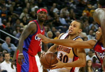 OAKLAND, CA - NOVEMBER 06:  Stephen Curry #30 of the Golden State Warriors drives drives to the basket during their game against the Los Angeles Clippers at Oracle Arena on November 6, 2009 in Oakland, California.  NOTE TO USER: User expressly acknowledges and agrees that, by downloading and/or using this Photograph, User is consenting to the terms and conditions of the Getty Images License Agreement.  (Photo by Ezra Shaw/Getty Images)