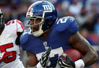 EAST RUTHERFORD, NJ - NOVEMBER 22:  Brandon Jacobs #27 of the New York Giants runs the ball against the Atlanta Falcons on November 22, 2009 at Giants Stadium in East Rutherford, New Jersey.  (Photo by Jim McIsaac/Getty Images)