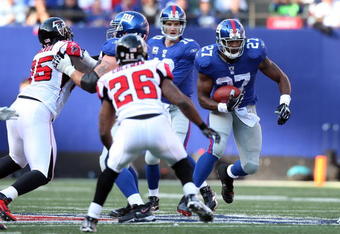 EAST RUTHERFORD, NJ - NOVEMBER 22:  Brandon Jacobs #27 of the New York Giants runs the ball against the Atlanta Falcons on November 22, 2009 at Giants Stadium in East Rutherford, New Jersey.  (Photo by Jim McIsaac/Getty Images)