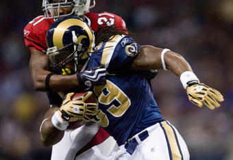 ST. LOUIS - NOVEMBER 22: Steven Jackson #39 of the St. Louis Rams rushes against the Arizona Cardinals at the Edward Jones Dome on November 22, 2009 in St. Louis, Missouri.  (Photo by Dilip Vishwanat/Getty Images)