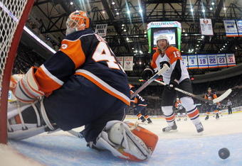 UNIONDALE, NY - NOVEMBER 25: Scott Hartnell #19 of the Philadelphia Flyers watches a shot from Mike Richards go in the net at 19:26 of the second period against the New York Islanders at the Nassau Coliseum on November 25, 2009 in Uniondale, New York. The Flyers defeated the Islanders 2-1. (Photo by Bruce Bennett/Getty Images)
