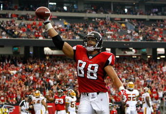 ATLANTA - NOVEMBER 08:  Tony Gonzalez #88 of the Atlanta Falcons scores a touchdown against the Washington Redskins at Georgia Dome on November 8, 2009 in Atlanta, Georgia.  (Photo by Kevin C. Cox/Getty Images)