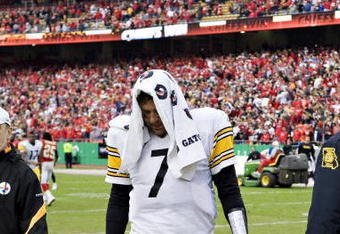 KANSAS CITY, MO - NOVEMBER 22:  Quarterback Ben Roethlisberger #7 of the Pittsburgh Steelers walks off the field after being injured against the Kansas City Chiefs at Arrowhead Stadium on November 22, 2009 in Kansas City, Missouri.  The Chiefs defeated the Steelers 27-24.  (Photo by Wesley Hitt/Getty Images)