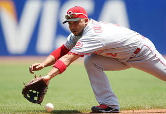 SAN FRANCISCO - AUGUST 9:  Alex Gonzalez of the Cincinnati Reds can't make a play on a single hit by Aaron Rowand #33 of the San Francisco Giants in the bottom of the second inning at AT&T Park  on August 9, 2009 in San Francisco, California.  (Photo by Jed Jacobsohn/Getty Images)