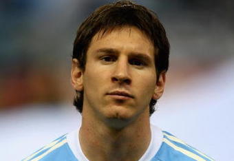 MADRID, SPAIN - NOVEMBER 14:  Lionel Messi of Argentina during the friendly International football match Spain against Argentina at the Vicente Calderon stadium in Madrid, on November 14, 2009 in Madrid, Spain.  (Photo by Clive Brunskill/Getty Images)