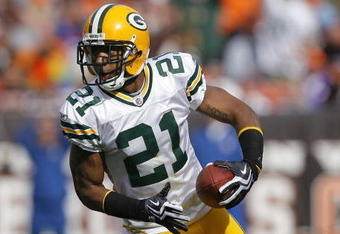 CLEVELAND, OH - OCTOBER 25:  Charles Woodson #21 of the Green Bay Packers returns an interception against the Cleveland Browns at Cleveland Browns Stadium on October 25, 2009 in Cleveland, Ohio.  (Photo by Matt Sullivan/Getty Images)