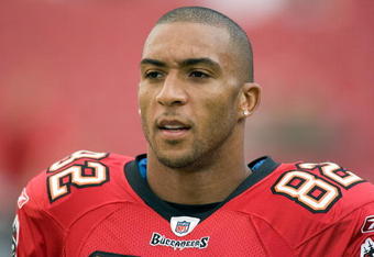 TAMPA, FL - SEPTEMBER 04:  Tight end Kellen Winslow #82 of the Tampa Bay Buccaneers warms up against the Houston Texans just prior to the start of the preseason game at Raymond James Stadium on September 4, 2009 in Tampa, Florida.  (Photo by J. Meric/Getty Images)