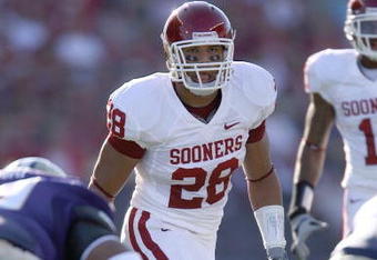 SEATTLE - SEPTEMBER 13:  Travis Lewis #28 of the Oklahoma Sooners lines up in position during the game against the Washington Huskies on September 13, 2008 at Husky Stadium in Seattle, Washington. The Sooners defeated the Huskies 55-14.(Photo by Otto Greule Jr/Getty Images) 