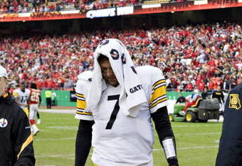 KANSAS CITY, MO - NOVEMBER 22:  Quarterback Ben Roethlisberger #7 of the Pittsburgh Steelers walks off the field after being injured against the Kansas City Chiefs at Arrowhead Stadium on November 22, 2009 in Kansas City, Missouri.  The Chiefs defeated the Steelers 27-24.  (Photo by Wesley Hitt/Getty Images)