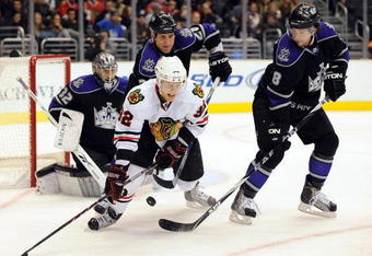 LOS ANGELES, CA - NOVEMBER 28:  Kris Versteeg #32 of the Chicago Black Hawks tries to control a rebound in front of Drew Doughty #8, Jarret Stoll #28 and Jonathan Quick #32 of the Los Angeles Kings during the first period at the Staples Center on November 28, 2009 in Los Angeles, California.  (Photo by Harry How/Getty Images)