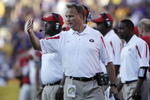 BATON ROUGE, LA - OCTOBER 25: Mark Richt of the Georgia Bulldogs gives directions from the sidelines during their football game against the LSU Tigers at Tiger Stadium on October 25, 2008 in Baton Rouge, Louisiana.  (Photo by Dave Martin/Getty Images)