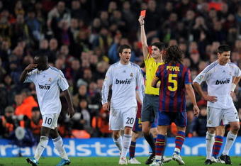 BARCELONA, SPAIN - NOVEMBER 29:  Referee Alberto Mallenco (C) shows Lassana Diarra of Real Madrid a red card during the La Liga match between Barcelona and Real Madrid at the Camp Nou Stadium on November 29, 2009 in Barcelona, Spain. Barcelona won the match 1-0.  (Photo by Jasper Juinen/Getty Images)
