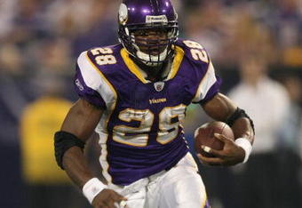 MINNEAPOLIS - NOVEMBER 22:  Adrian Peterson #28 of the Minnesota Vikings rushes against the Seattle Seahawks at Hubert H. Humphrey Metrodome on November 22, 2009 in Minneapolis, Minnesota.  (Photo by Nick Laham/Getty Images)