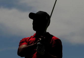 MELBOURNE, AUSTRALIA - NOVEMBER 15:  Tiger Woods of the USA plays an approach shot on the 6th hole during the final round of the 2009 Australian Masters at Kingston Heath Golf Club on November 15, 2009 in Melbourne, Australia.  (Photo by Mark Dadswell/Getty Images)