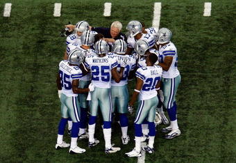 ARLINGTON, TX - NOVEMBER 01:  Head coach Wade Phillips of the Dallas Cowboys with his team at Cowboys Stadium on November 1, 2009 in Arlington, Texas.  (Photo by Ronald Martinez/Getty Images)