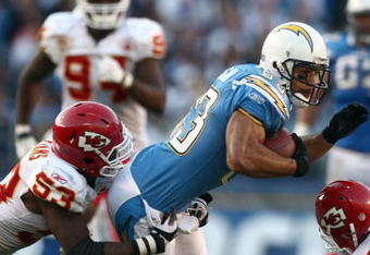 SAN DIEGO, CA - NOVEMBER 29:  Wide Receiver Vincent Jackson #83 of the San Diego Chargers hauls the ball in for a reception against the Kansas City Chiefs during the NFL game on November 29, 2009 at Qualcomm Stadium in San Diego, California.  (Photo by Donald Miralle/Getty Images)