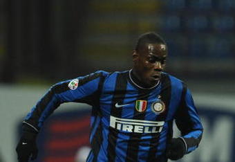 MILAN, ITALY - NOVEMBER 08:  Mario Balotelli of FC Internazionale in action during the Serie A match between FC Internazionale and AS Roma at Stadio Giuseppe Meazza on November 08, 2009 in Milan, Italy.  (Photo by Valerio Pennicino/Getty Images)