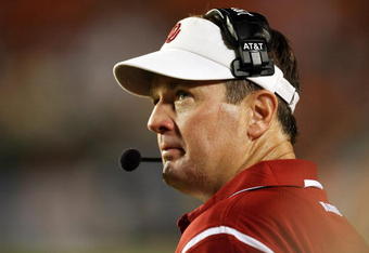 MIAMI GARDENS, FL - OCTOBER 03:  Head coach Bob Stoops of the Oklahoma Sooners looks up to the scoreboard with less than a minute to go in the game against the Miami Hurricanes at Land Shark Stadium on October 3, 2009 in Miami Gardens, Florida. Miami defeated Oklahoma 21-20.  (Photo by Doug Benc/Getty Images)