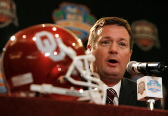 FORT LAUDERDALE, FL - JANUARY 07:  Head coach Bob Stoops of the Oklahoma Sooners speaks during the FedEx BCS Head Coaches Press Conference at Harbor Beach Marriott Resort & Spa on January 7, 2009 in Fort Lauderdale, Florida.  (Photo by Doug Benc/Getty Images)