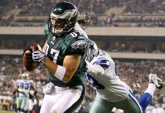 PHILADELPHIA - NOVEMBER 08:  Brent Celek #87 of the Philadelphia Eagles catched an 11-yard touchdown pass in the third quarter against Gerald Sensabaugh #43 of the Dallas Cowboys at Lincoln Financial Field on November 8, 2009 in Philadelphia, Pennsylvania.  (Photo by Al Bello/Getty Images)