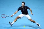LONDON, ENGLAND - NOVEMBER 28:  Roger Federer of Switzerland returns the ball during the men's singles semi final match against Nikolay Davydenko of Russia during the Barclays ATP World Tour Finals at the O2 Arena on November 28, 2009 in London, England.  (Photo by Clive Brunskill/Getty Images)