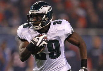 CHICAGO - NOVEMBER 22: LeSean McCoy #29 of the Philadelphia Eagles runs against the Chicago Bears at Soldier Field on November 22, 2009 in Chicago, Illinois. The Eagles defeated the Bears 24-20. (Photo by Jonathan Daniel/Getty Images)