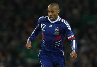 DUBLIN, IRELAND - NOVEMBER 14:  France forward  Thierry Henry races towards goal during the FIFA 2010 World Cup Qualifier play off first leg between Republic of Ireland and France at Croke Park   on November 14, 2009 in Dublin, Ireland.  (Photo by Stu Forster/Getty Images)