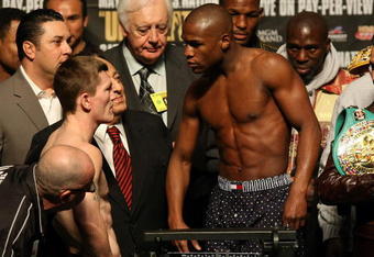 LAS VEGAS - DECEMBER 07:  Floyd Mayweather Jr. (R) stares down at Ricky Hatton of England as Mayweather Jr. is on the scale during the weigh-in at the MGM Grand Garden Arena on December 7, 2007 in Las Vegas, Nevada. Mayweather Jr. will fight Ricky Hatton of England for the WBC welterweight championship on December 8.  (Photo by Al Bello/Getty Images)