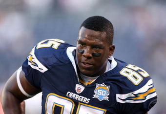 SAN DIEGO - AUGUST 15:  Tight end Antonio Gates #85 of the San Diego Chargers warms up for the game with the Seattle Seahawks on August 15, 2009 at Qualcomm Stadium in San Diego, California.  (Photo by Stephen Dunn/Getty Images)